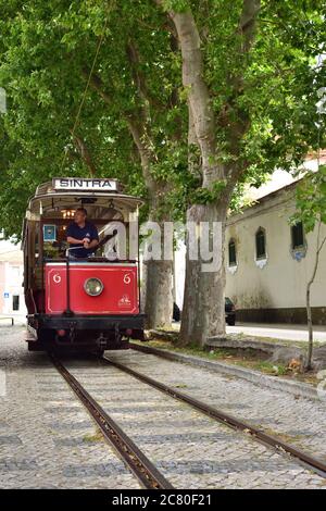 SINTRA, PORTUGAL - 12. Juni 2017: Rote Straßenbahn in den Straßen von Sintra. Alte Straßenbahnen sind eine von vielen Touristenattraktionen in Sintra Stockfoto