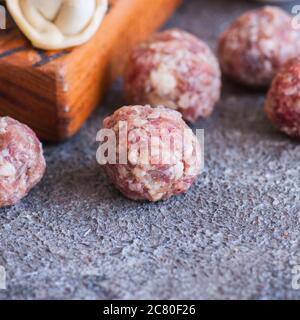 Rohe hausgemachte Fleischbällchen. Nahaufnahme, Tiefkühlkost Konzept. Stockfoto