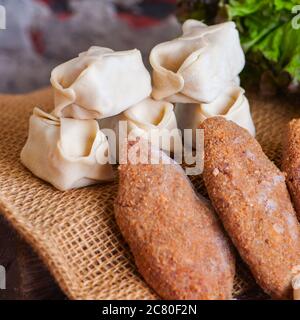 Rohe hausgemachte Schnitzel und Manti. Nahaufnahme. Stockfoto