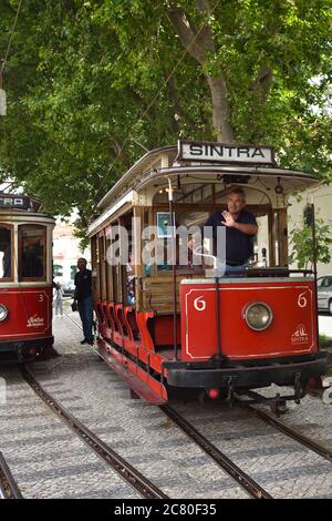 SINTRA, PORTUGAL - 12. Juni 2017: Rote Oldtimer-Straßenbahnen auf den Straßen von Sintra. Alte Straßenbahnen sind eine von vielen Touristenattraktionen in Sintra Stockfoto