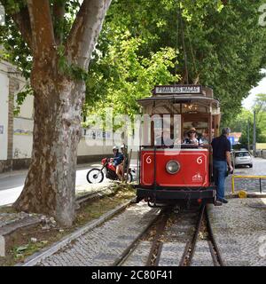 SINTRA, PORTUGAL - 12. Juni 2017: Rote Straßenbahn in den Straßen von Sintra. Alte Straßenbahnen sind eine von vielen Touristenattraktionen in Sintra Stockfoto