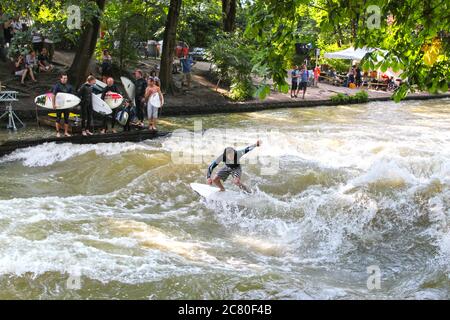 Surfer in der City River, München Stockfoto