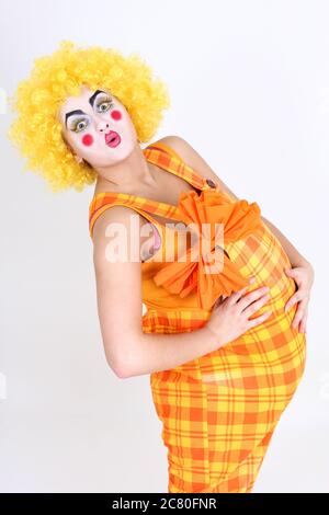 Happy Clown in Kostüm mit großem Bauch Stockfoto