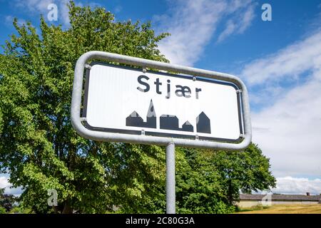 Stjaer Stadtschild in ländlicher Lage im Sommer unter blauem Himmel Stockfoto