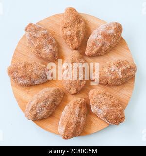 Rohe hausgemachte Cutlets oder Burger auf einem Holzbrett. Stockfoto