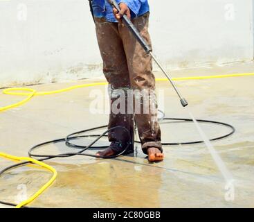 Powerwash auf einem Dach zum Reinigen von Staub auf dem Dach Stockfoto