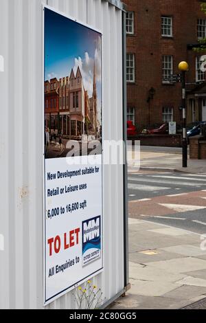 Immobilienmakler zu lassen Zeichen für neue Gebäude Entwicklung für den Einzelhandel und Freizeiteinheiten im Stadtzentrum Stockfoto