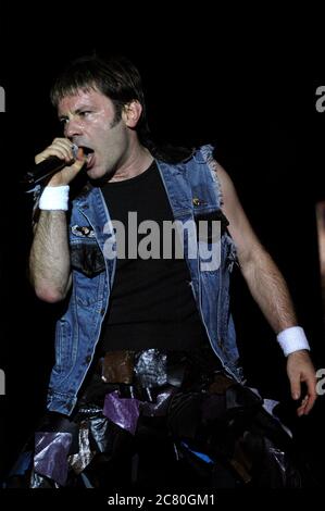 Italien Imola 2003 15.06.2015 : Bruce Dickinson Sänger des Eisernen Maiden während des Konzerts beim Heineken Jammin Festival 2003 Stockfoto