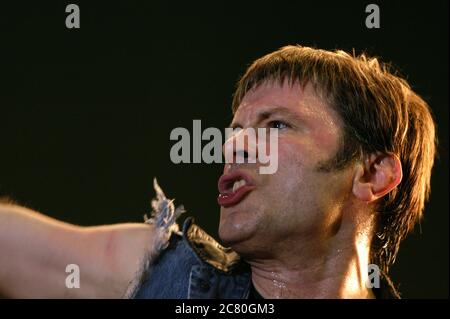 Italien Imola 2003 15.06.2015 : Bruce Dickinson Sänger des Eisernen Maiden während des Konzerts beim Heineken Jammin Festival 2003 Stockfoto