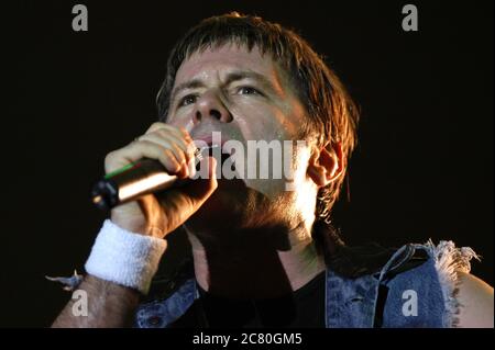 Italien Imola 2003 15.06.2015 : Bruce Dickinson Sänger des Eisernen Maiden während des Konzerts beim Heineken Jammin Festival 2003 Stockfoto