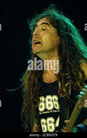 Italien Imola 15. Juni 2003 : Steve Harris Bassist des Iron Maiden während des Konzerts beim Heineken Jammin Festival 2003 Stockfoto