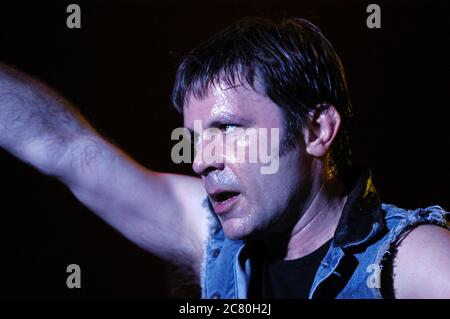 Italien Imola 2003 15.06.2015 : Bruce Dickinson Sänger des Eisernen Maiden während des Konzerts beim Heineken Jammin Festival 2003 Stockfoto