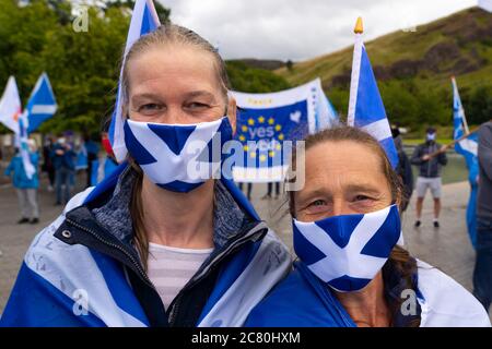 Edinburgh, Schottland, Großbritannien. Juli 2020. 20 Pro-schottische Unabhängigkeitsdemonstration, die heute von der All Under One Banner (AUOB)-Gruppe vor dem schottischen Parlament in Holyrood in Edinburgh organisiert wird. Iain Masterton/Alamy Live News Stockfoto