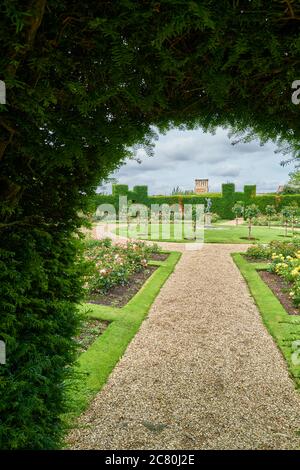 Pfad durch den runden Rosengarten bei Rockingham Castle, Corby, England. Stockfoto