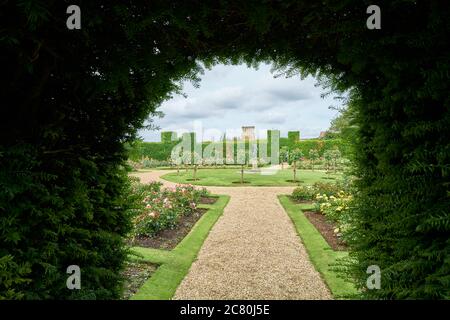 Pfad durch den runden Rosengarten bei Rockingham Castle, Corby, England. Stockfoto