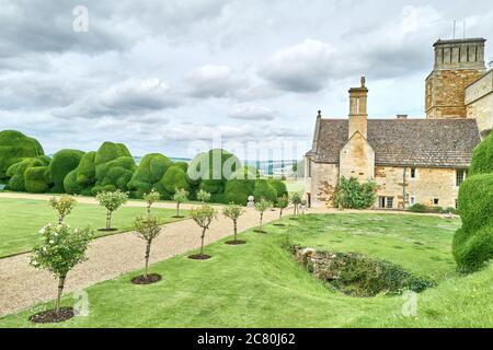 Der Kreuzgarten mit Blick auf das Welland-Tal bei Rockingham Castle, Corby, England. Stockfoto