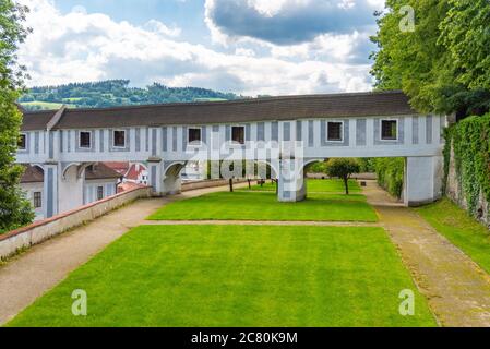 Verbindungsflurbrücke zwischen dem Burgtheater und den Schlossgärten. Cesky Krumlov, Tschechische Republik. Stockfoto