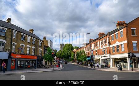 Beckenham (Großraum London), Kent, Großbritannien. Beckenham High Street an Thornton's Corner. Blick Richtung Norden entlang der High Street in Richtung St. George's Church. Stockfoto