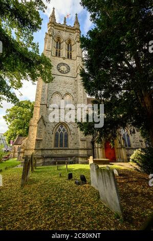 Beckenham (Großraum London), Kent, Großbritannien. St. George's Church in Beckenham mit dem quadratischen Kirchturm und Kirchhof mit Grabsteinen. Stockfoto