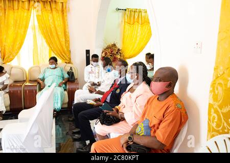 Eine Hochzeitszeremonie mit sozialer Distanzierung und Menschen, die während der Coronavirus-Pandemie eine Maske tragen. Kumasi, Ghana, Westafrika. Stockfoto