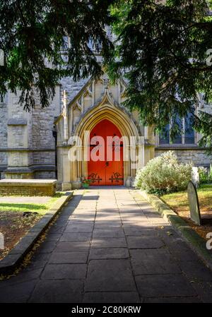 Beckenham (Großraum London), Kent, Großbritannien. St. George's Church in Beckenham mit Kirchhof und Weg zum Haupteingang. St. George's ist eine Pfarrkirche. Stockfoto