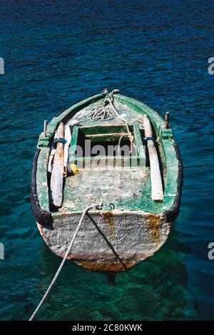 Detail eines alten hölzernen Fischerbootes in einem kleinen Yachthafen in der Bucht von Poros auf der Insel Lefkada, Griechenland. Stockfoto