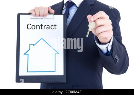 Immobilienkonzept - Schlüssel und Miete oder Kaufvertrag in männlichen Händen isoliert auf weißem Hintergrund Stockfoto