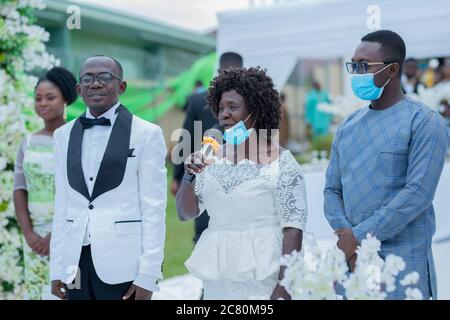 Eine Hochzeitszeremonie mit sozialer Distanzierung und Menschen, die während der Coronavirus-Pandemie eine Maske tragen. Kumasi, Ghana, Westafrika. Stockfoto