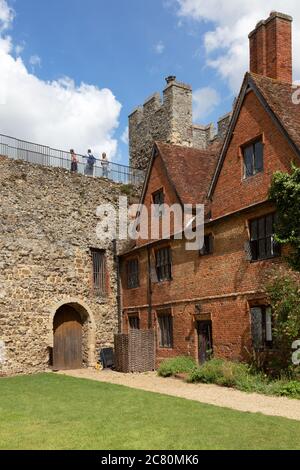 Framlingham Castle, das Arbeitshaus und der Wall Walk, ein mittelalterliches Gebäude aus dem 12. Jahrhundert, Framlingham Suffolk East Anglia England Großbritannien Stockfoto