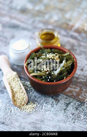 Seeteufer in einer Schüssel. Gesunde Ernährung. Vegane Küche. Seeteufelkale mit Sesam. Selektiver Fokus. Stockfoto