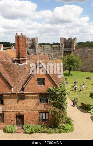 Framlingham Castle, Suffolk UK, Blick in die Mauern, des Roten Hauses aus dem 17. Jahrhundert in der mittelalterlichen Burg aus dem 12. Jahrhundert, einem englischen Kulturerbe. Stockfoto