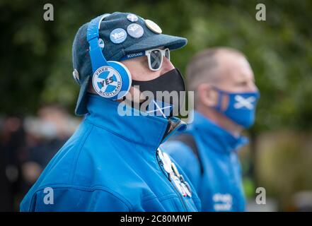 Mitglieder von All Under One Banner nehmen an einer statischen Demonstration für die Unabhängigkeit Schottlands vor dem schottischen Parlament in Edinburgh Teil. Stockfoto