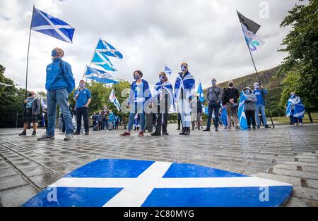 Mitglieder von All Under One Banner nehmen an einer statischen Demonstration für die Unabhängigkeit Schottlands vor dem schottischen Parlament in Edinburgh Teil. Stockfoto