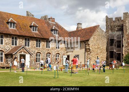 Social Distancing UK - Besucher Schlange für die Wand Spaziergang, Café und Shop; die englische Erbe sitzen in Framlingham Castle, Framlingham Suffolk UK Stockfoto