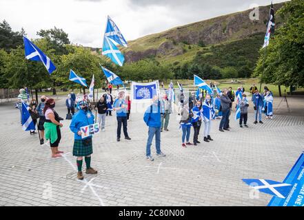 Mitglieder von All Under One Banner nehmen an einer statischen Demonstration für die Unabhängigkeit Schottlands vor dem schottischen Parlament in Edinburgh Teil. Stockfoto