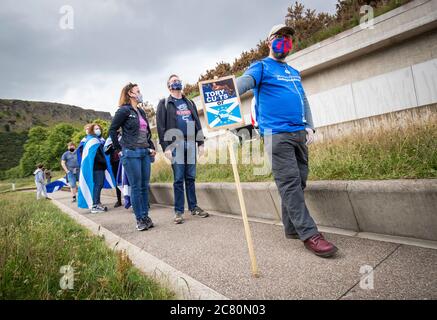 Mitglieder von All Under One Banner nehmen an einer statischen Demonstration für die Unabhängigkeit Schottlands vor dem schottischen Parlament in Edinburgh Teil. Stockfoto