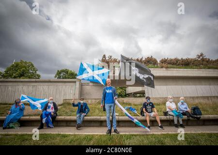 Mitglieder von All Under One Banner nehmen an einer statischen Demonstration für die Unabhängigkeit Schottlands vor dem schottischen Parlament in Edinburgh Teil. Stockfoto