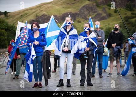 Mitglieder von All Under One Banner nehmen an einer statischen Demonstration für die Unabhängigkeit Schottlands vor dem schottischen Parlament in Edinburgh Teil. Stockfoto