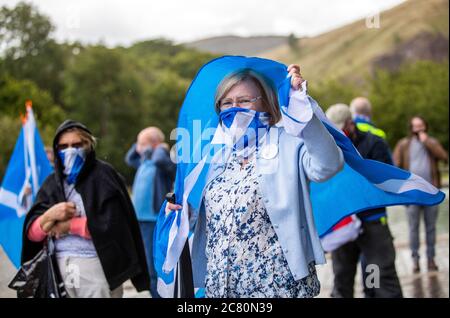 Mitglieder von All Under One Banner nehmen an einer statischen Demonstration für die Unabhängigkeit Schottlands vor dem schottischen Parlament in Edinburgh Teil. Stockfoto