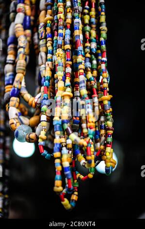 Eine Kette von bunten Perlen auf dem Display in einem Geschäft. Kumasi, Ghana, Westafrika. Stockfoto