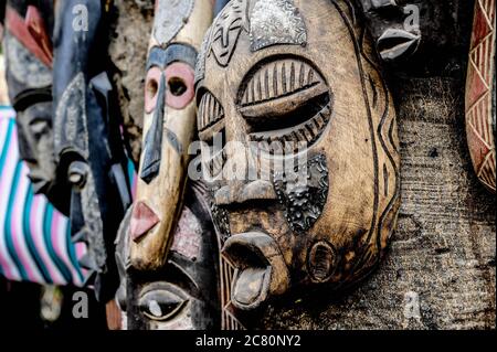 Gesichtsmask und andere Handarbeiten auf dem Display in einem Geschäft. Kumasi, Ghana, Westafrika. Stockfoto