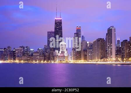 Skyline der Innenstadt von Chicago in der Abenddämmerung in der Uferpromenade des Lake Michigan, Illinois, USA Stockfoto