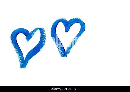 Zwei blaue Herzen handgezeichnet mit Acrylfarbe isoliert auf weißem Hintergrund. Valentinstag Hintergrund. Symbol der Liebe. Trendige klassische blaue Farbe. Nahaufnahme Stockfoto