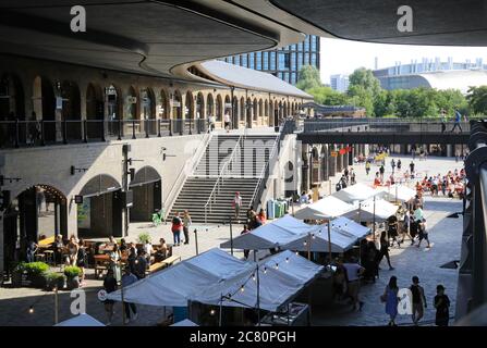 Unabhängiger, handwerklicher Canopy Market, vorübergehend in den schicken Coal Drop Yards in den Post Covid Months, in Kings Cross, Nord-London, Großbritannien Stockfoto