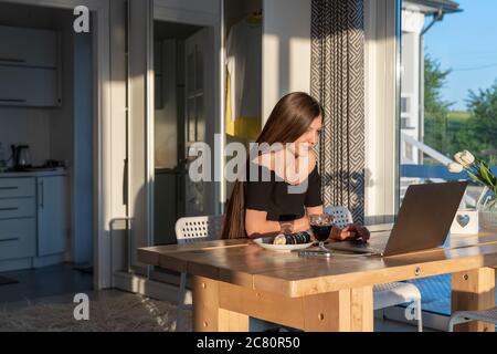 Attraktive Menschen Erwachsene Brünette Frau verwenden Laptop. Computer im Freien - überall verbunden und digitaler Nomadenlebensstil - Konzept der Arbeiter in Stockfoto