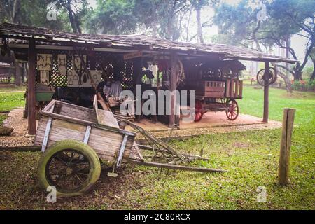 Alte Stall und alte Wagen auf den Feldern Stockfoto