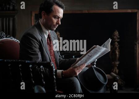 MATTHEW RHYS in PERRY MASON (2020), Regie: RON FITZGERALD und ROLIN JONES. Kredit: HBO/ TEAM DOWNEY / Album Stockfoto