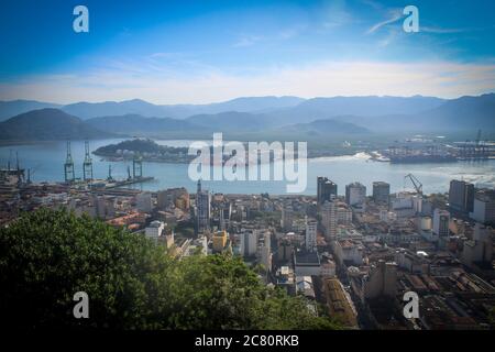 Panoramablick auf den Hafen von Santos in Brasilien, der fünftgrößte der Welt. Spitze des Monte Serrat in Santos - São Paulo, Brasilien Stockfoto