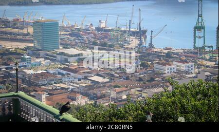 Panoramablick auf den Hafen von Santos in Brasilien, der fünftgrößte der Welt. Spitze des Monte Serrat in Santos - São Paulo, Brasilien Stockfoto