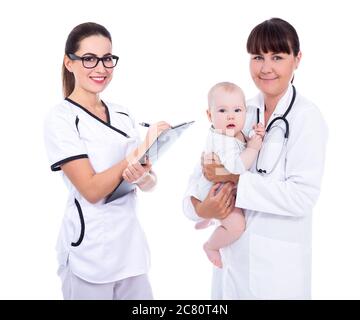 Porträt von zwei Ärztinnen Kinderärzte mit kleinen Baby-Patienten isoliert auf weißem Hintergrund Stockfoto